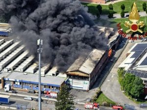Incendio oggi a Beinasco, fiamme e fumo nero nella zona industriale. Il sindaco: “Tenete le finestre chiuse”
