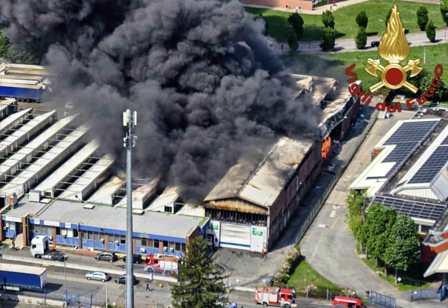 Incendio oggi a Beinasco, fiamme e fumo nero nella zona industriale. Il sindaco: "Tenete le finestre chiuse"