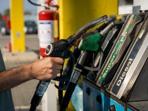 “La tregua in Iran non basta, i prezzi di energia e carburante non caleranno per mesi”: l’analisi di Nicolazzi