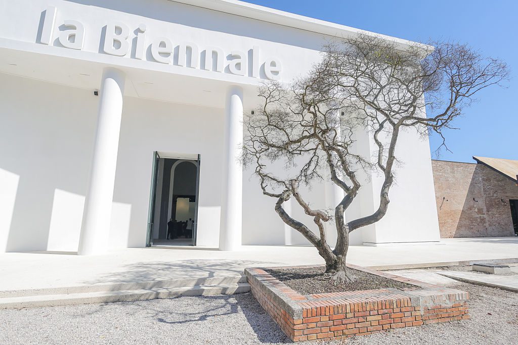 La Giuria della Biennale d'Arte di Venezia 2026 si è dimessa: i premi saranno assegnati dai visitatori