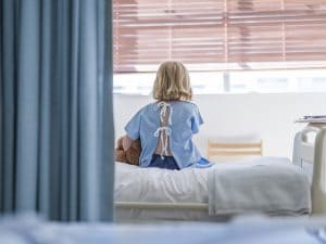 Si getta dal balcone con i figli a Catanzaro. Il medico del Gaslini: “Bimba sopravvissuta è sveglia e interagisce”