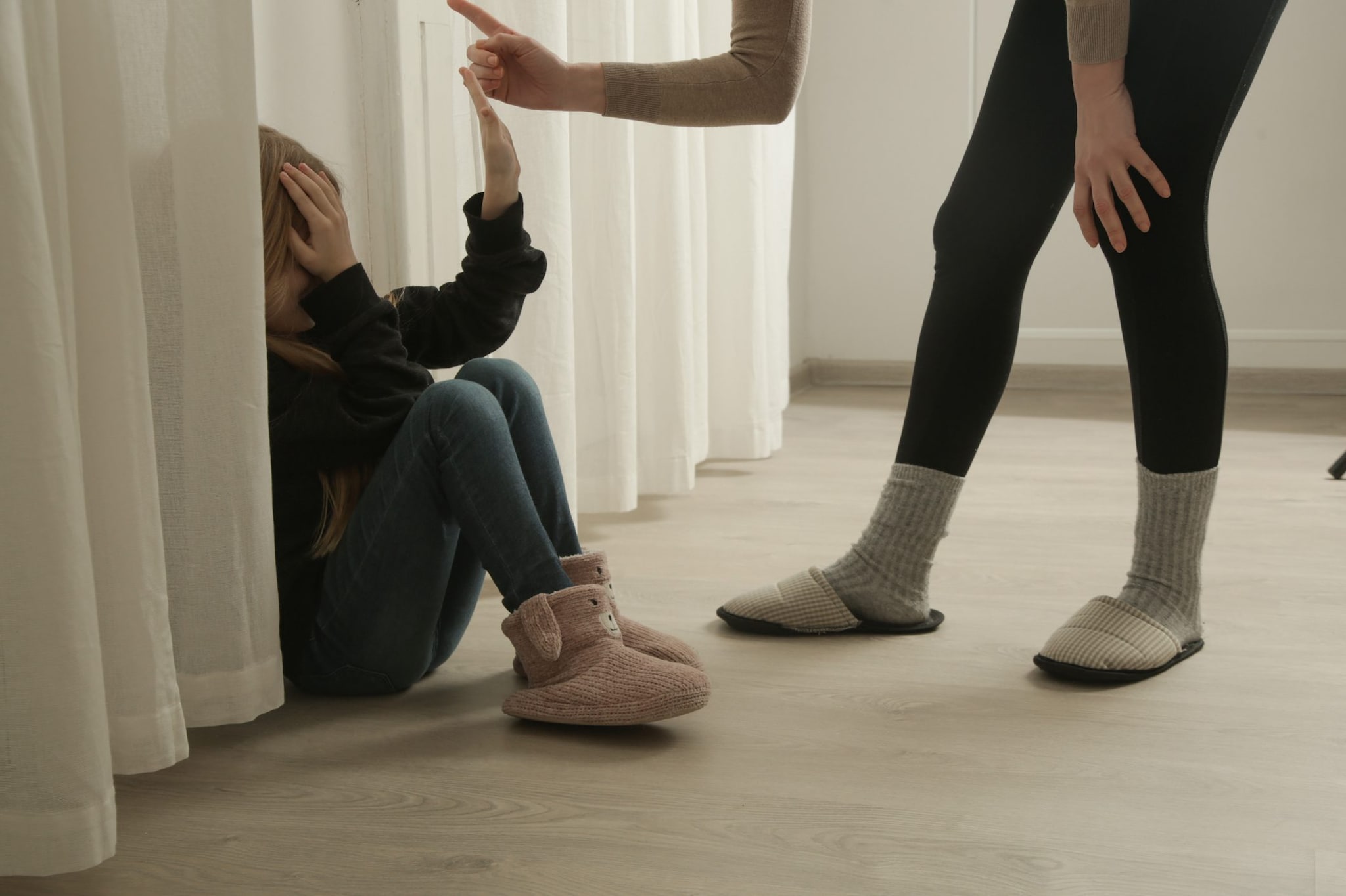 Botte, morsi e asciugamano in bocca alla figlia di 9 anni: mamma 40enne indagata per maltrattamenti a Lecce