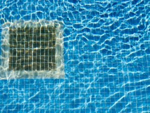 Bimbo di 12 anni risucchiato dal bocchettone della piscina mentre è alle terme a Rimini per Pasqua: è grave
