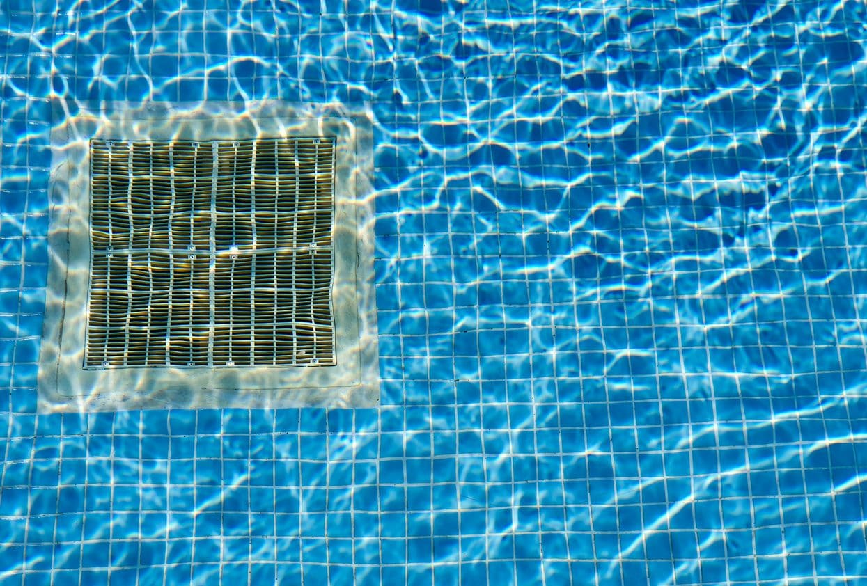 Bimbo di 12 anni risucchiato dal bocchettone della piscina mentre è alle terme a Rimini per Pasqua: è grave