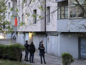 Bologna, morto il bimbo di 15 mesi caduto dalla finestra mentre giocava in camera con la sorella