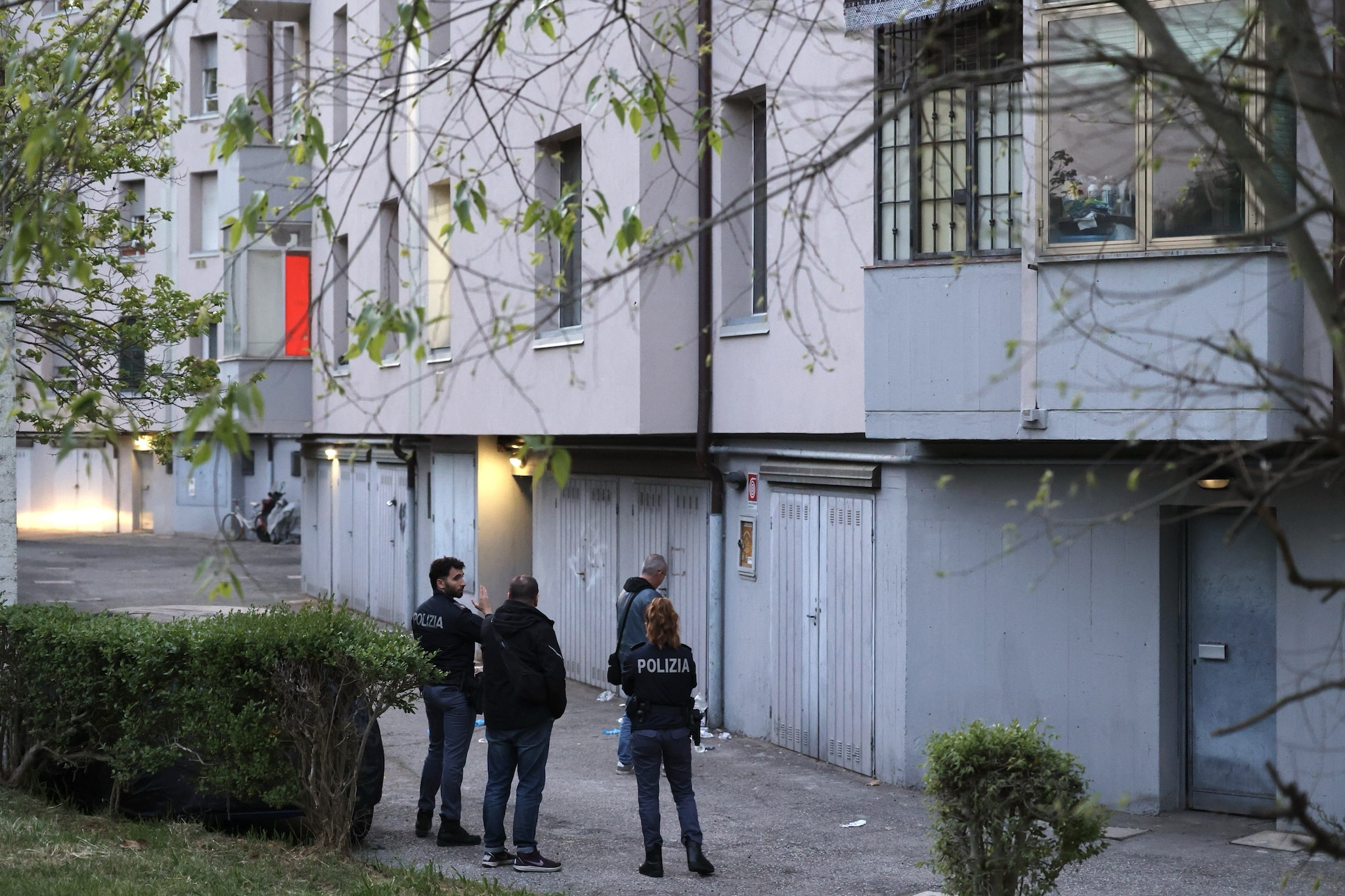 Bologna, morto il bimbo di 15 mesi caduto dalla finestra mentre giocava in camera con la sorella