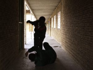 In tre picchiano la rivale per un ragazzo fino a farle perdere i sensi: 15enne finisce in pronto soccorso a Rovigo
