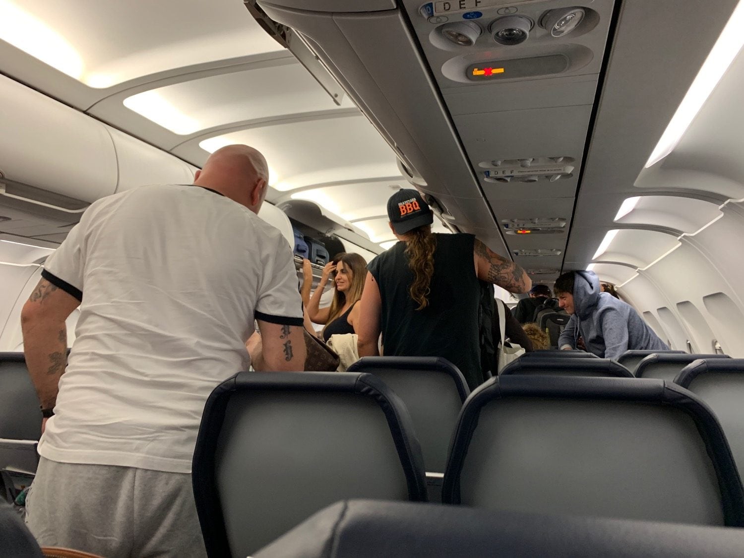 Una sigaretta elettronica in un bagaglio a mano va a fuoco: rischio incidente aereo per il volo Londra-Porto