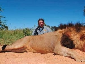 Cacciatore milionario muore calpestato da 5 elefanti poco prima di sparare a delle antilopi in Gabon