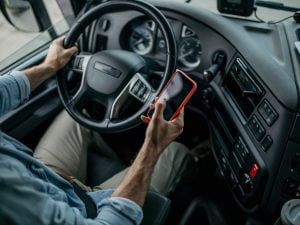 L’audio registrato sul telefono incastra il camionista dopo l’incidente stradale: “Ho ucciso qualcuno”