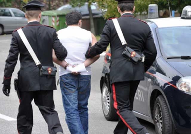 Accoltella zio per questioni di vicinato a Crotone e fugge, 41enne poi si costituisce: "Litigi tra vicini"