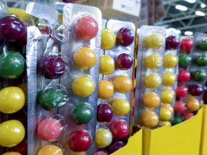 Caramelle alla frutta richiamate dai supermercati per eccesso di colorante E100