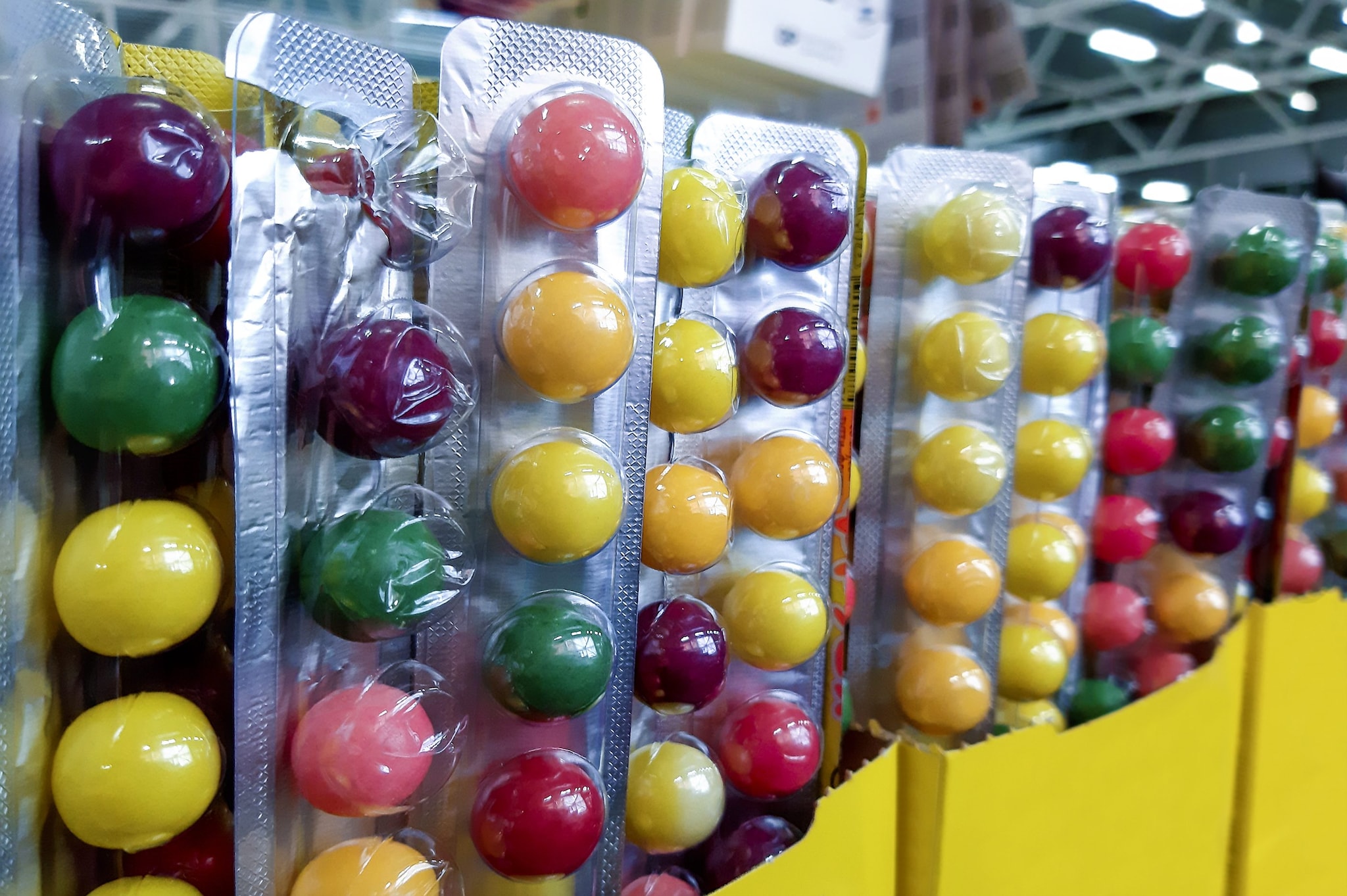 Caramelle alla frutta richiamate dai supermercati per eccesso di colorante E100