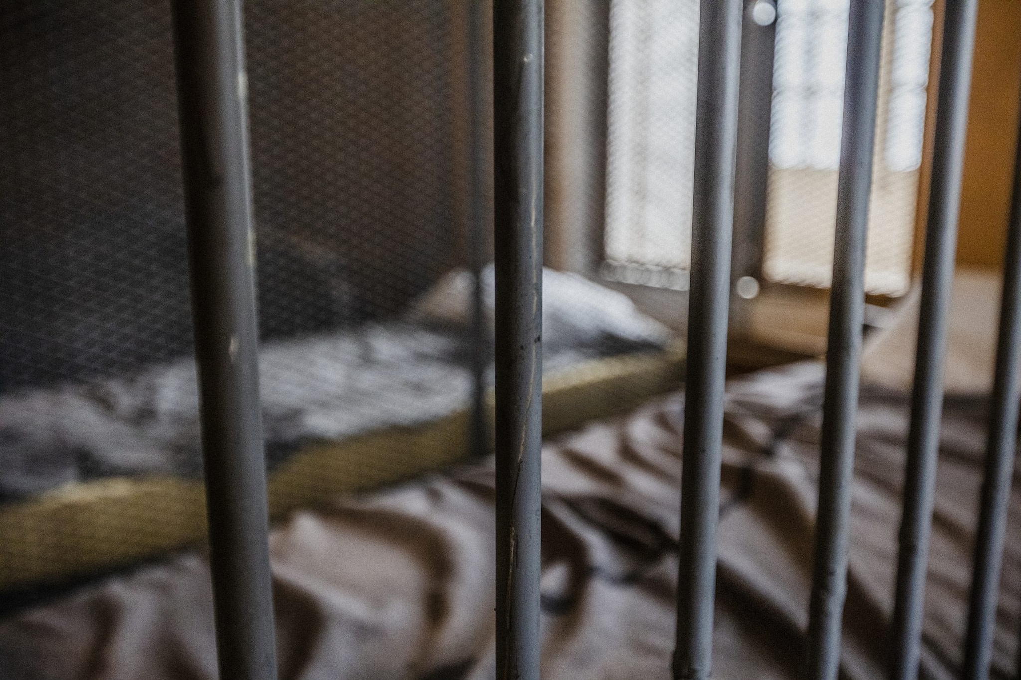 Detenuto di 18 anni violentato e torturato a Genova dai compagni di cella, tre condanne fino a 14 anni