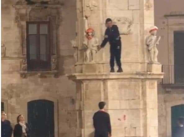 Bitonto, il video dei minorenni che scagliano un casco contro la facciata della Cattedrale: identificati