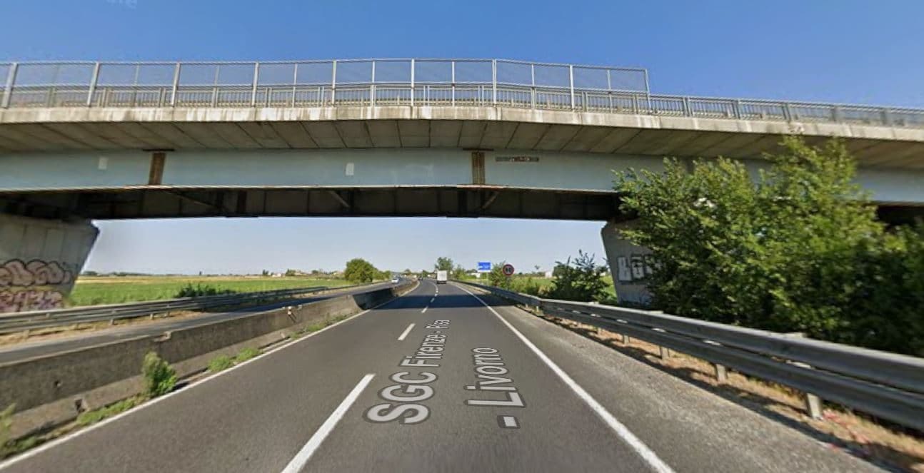 Dal cavalcavia spunta testa di lupo appesa, terribile scena sulla Fi-Pi-Li a Cascina: indagano i carabinieri