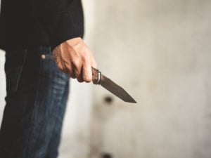 “Impossibile vivere con loro”: operaio 21enne accoltella i familiari a Fano, litigi frequenti con il fratello