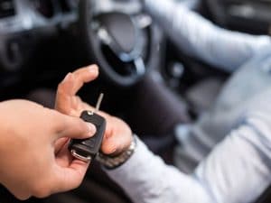 Comprano auto per 26mila euro, revocano il bonifico e la rivendono a 15mila, truffa a Parma: “È il nostro lavoro”