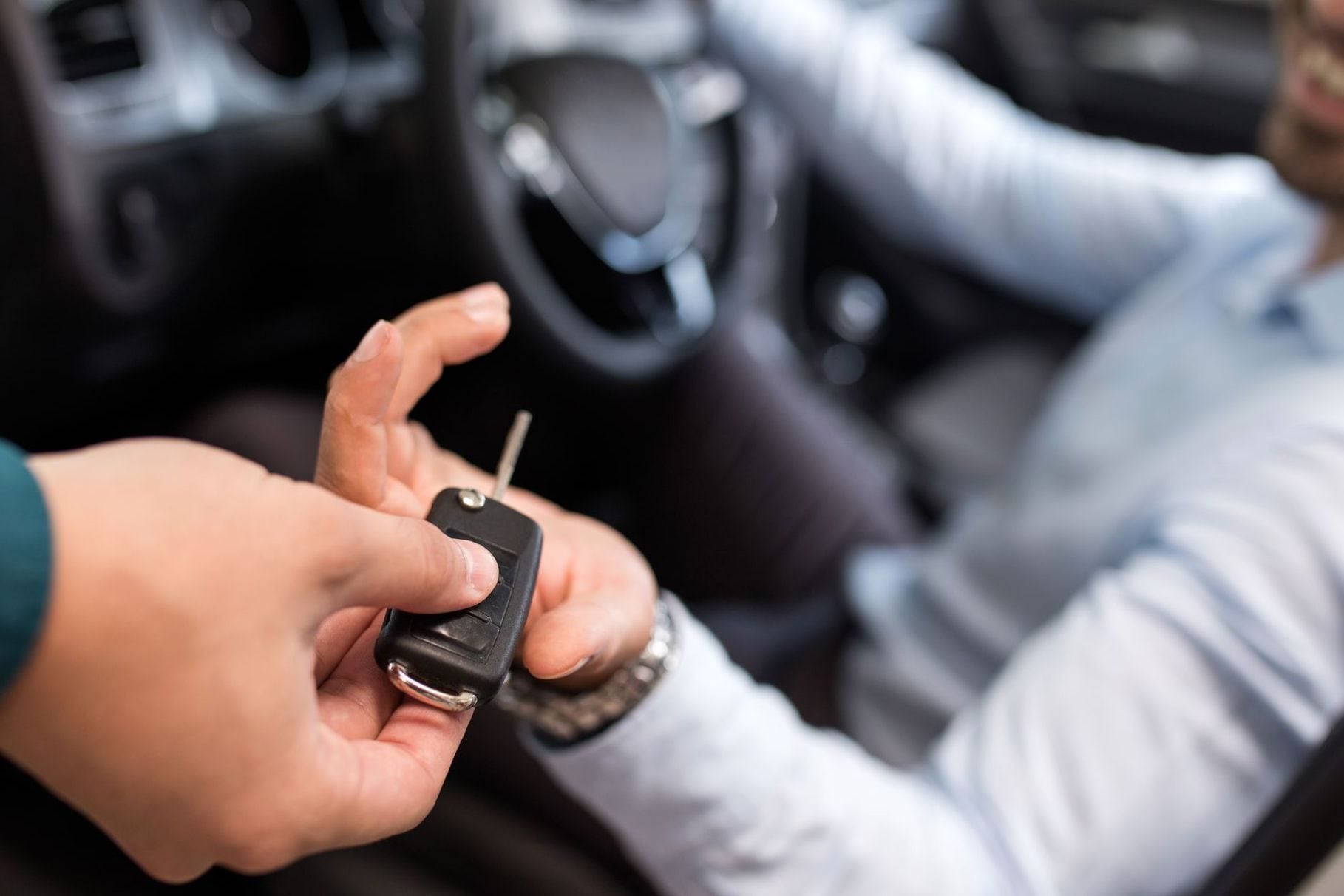 Comprano auto per 26mila euro, revocano il bonifico e la rivendono a 15mila, truffa a Parma: “È il nostro lavoro”