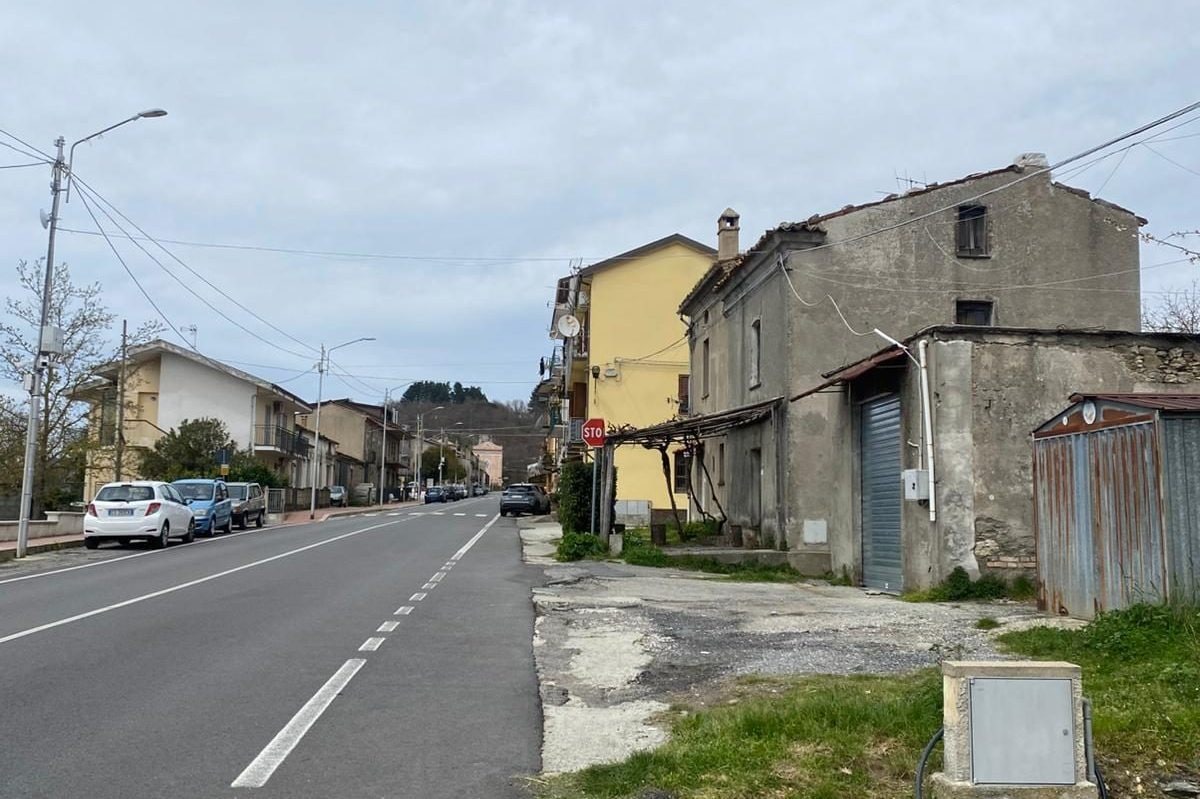 Catanzaro, un lato della strada ha acqua e luce, l'altro no: il paradosso delle 3 contrade contese tra due Comuni