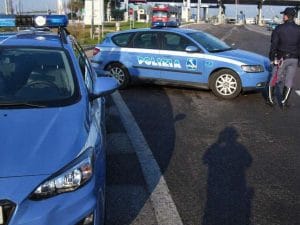Si lancia dal camion rubato per sfuggire alla polizia: morto in Val d’Aosta, disposta autopsia
