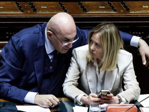 Governo Meloni, oggi l’informativa di Crosetto sul caso Sigonella, giovedì la premier sul caro energia: news in diretta