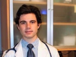 Ricoverato in terapia intensiva, muore a 26 anni perché l’unico medico era collegato da webcam