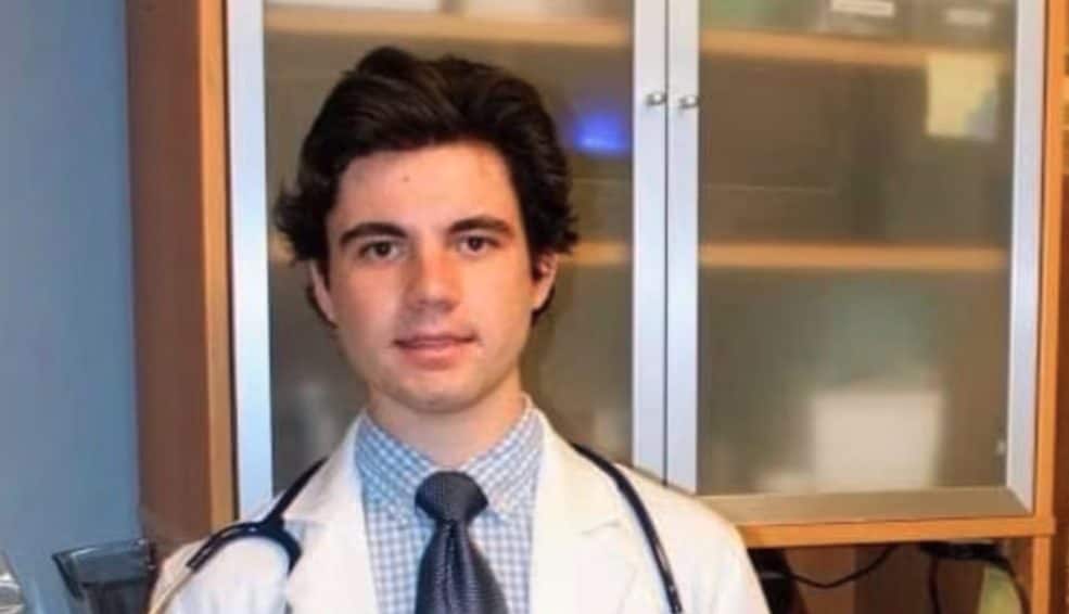Ricoverato in terapia intensiva, muore a 26 anni perché l'unico medico era collegato da webcam