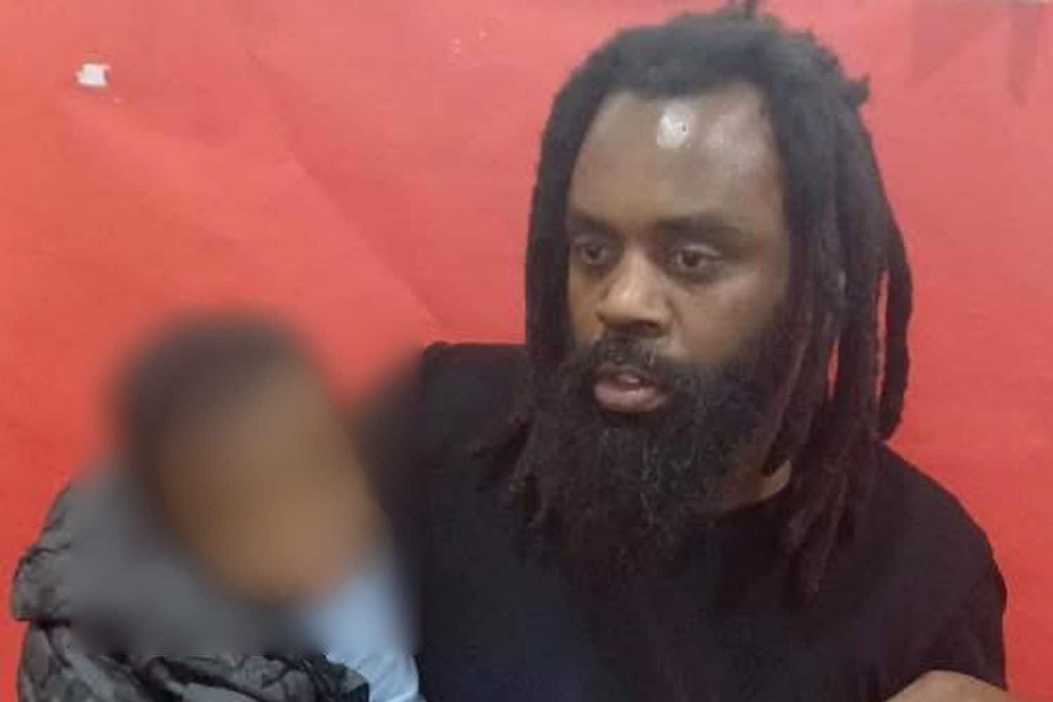 Usa, ucciso a colpi di pistola mentre protegge il figlio di 8 mesi: Devonelle Brimage ha usato il corpo come scudo