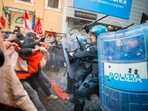 Cedere diritti in cambio di sicurezza: siamo vittime di un’enorme allucinazione collettiva