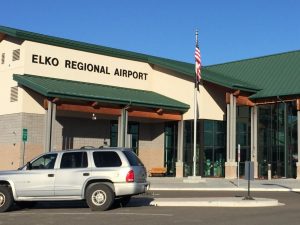 Padre uccide il figlio di 11 anni nel bagno dell’aeroporto e si suicida davanti alla biglietteria: tragedia in Nevada