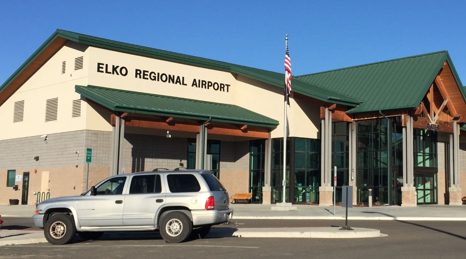 Padre uccide il figlio di 11 anni nel bagno dell'aeroporto e si suicida davanti alla biglietteria: tragedia in Nevada