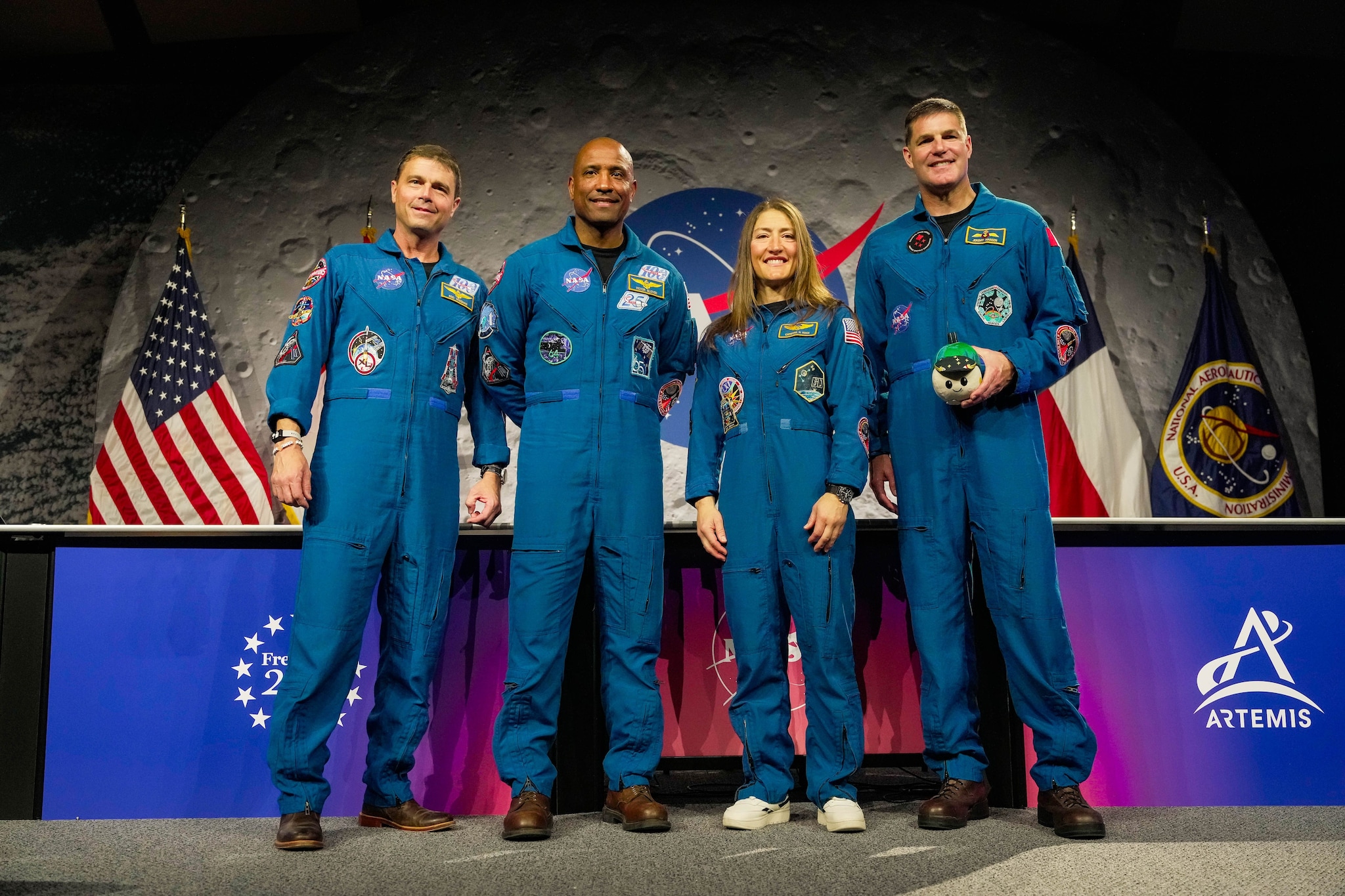 Da sinistra: Jeremy Hansen, Victor Glover, Christina Koch e Reid Wiseman, l’equipaggio di Artemis II.