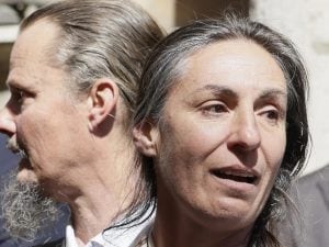 Famiglia nel bosco, Pasqua in casa famiglia per i bimbi. Papà Nathan firma il contratto per la nuova casa