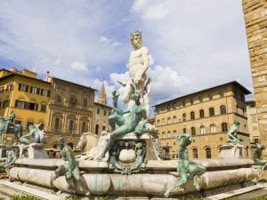 Firenze, turista si arrampica sulla fontana per toccare i genitali della statua di Nettuno: danni per 5 mila euro