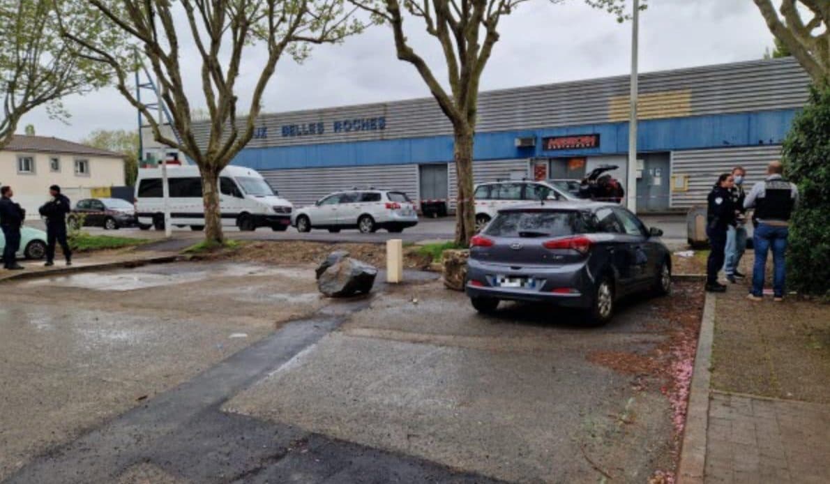 Francia, 13enne ucciso con uno colpo alla testa in un centro commerciale: fermati due minorenni