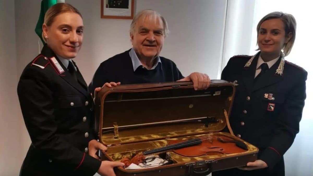 Franco Prodi con la viola recuperata