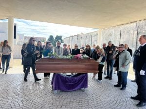 Liliana Resinovich, a Trieste i nuovi funerali privati per parenti e amici: “Indagini sbagliate dall’inizio”