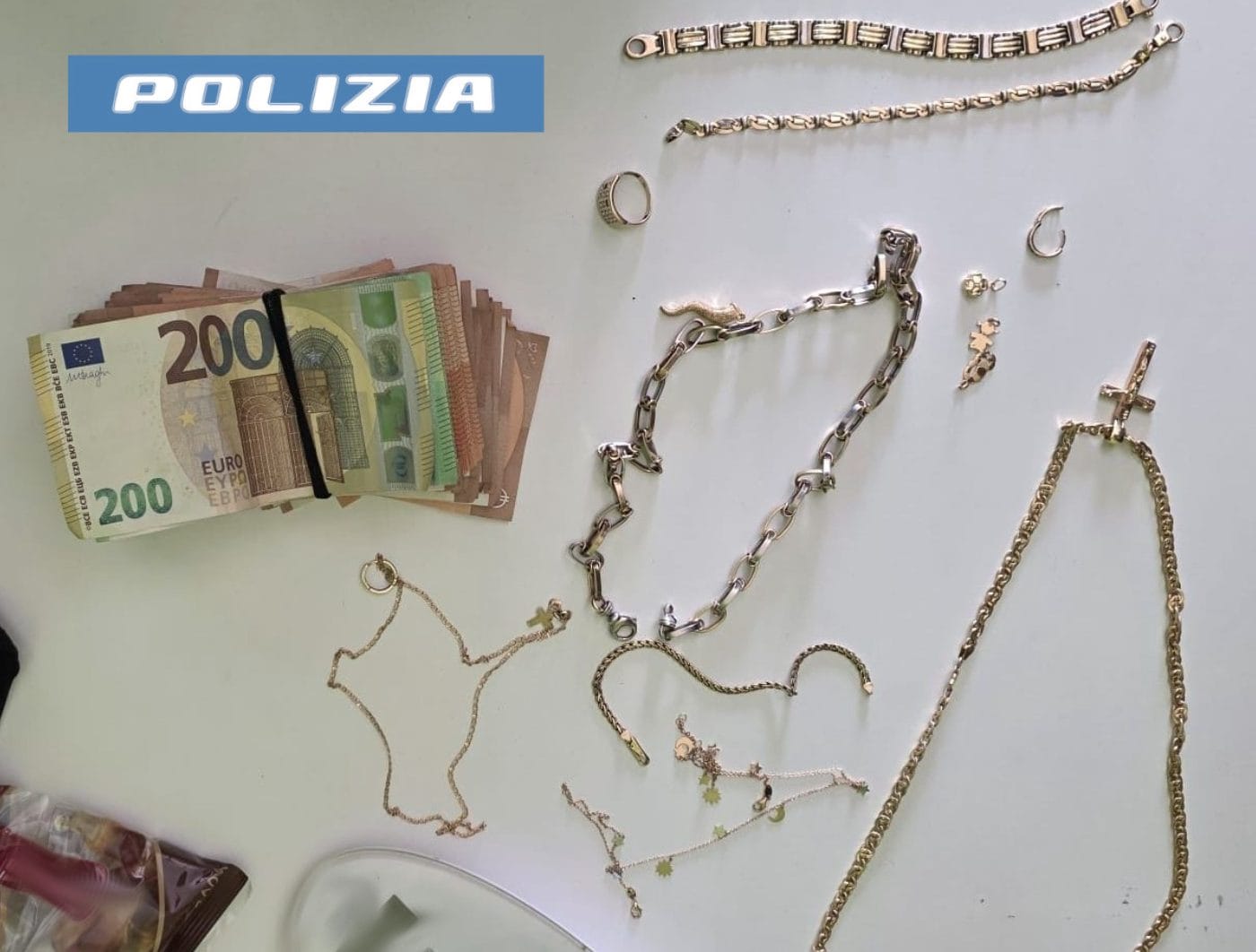 Minorenne ruba al padre in casa sua a Caltagirone: monili d'oro e oltre 10mila euro. Non è imputabile