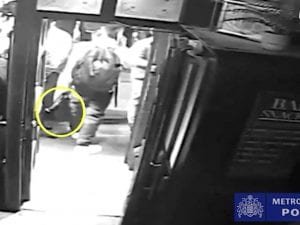 Rubò una borsa in un pub, dentro c’era un uovo Fabergé da 2 milioni: condannato a Londra, il video del furto