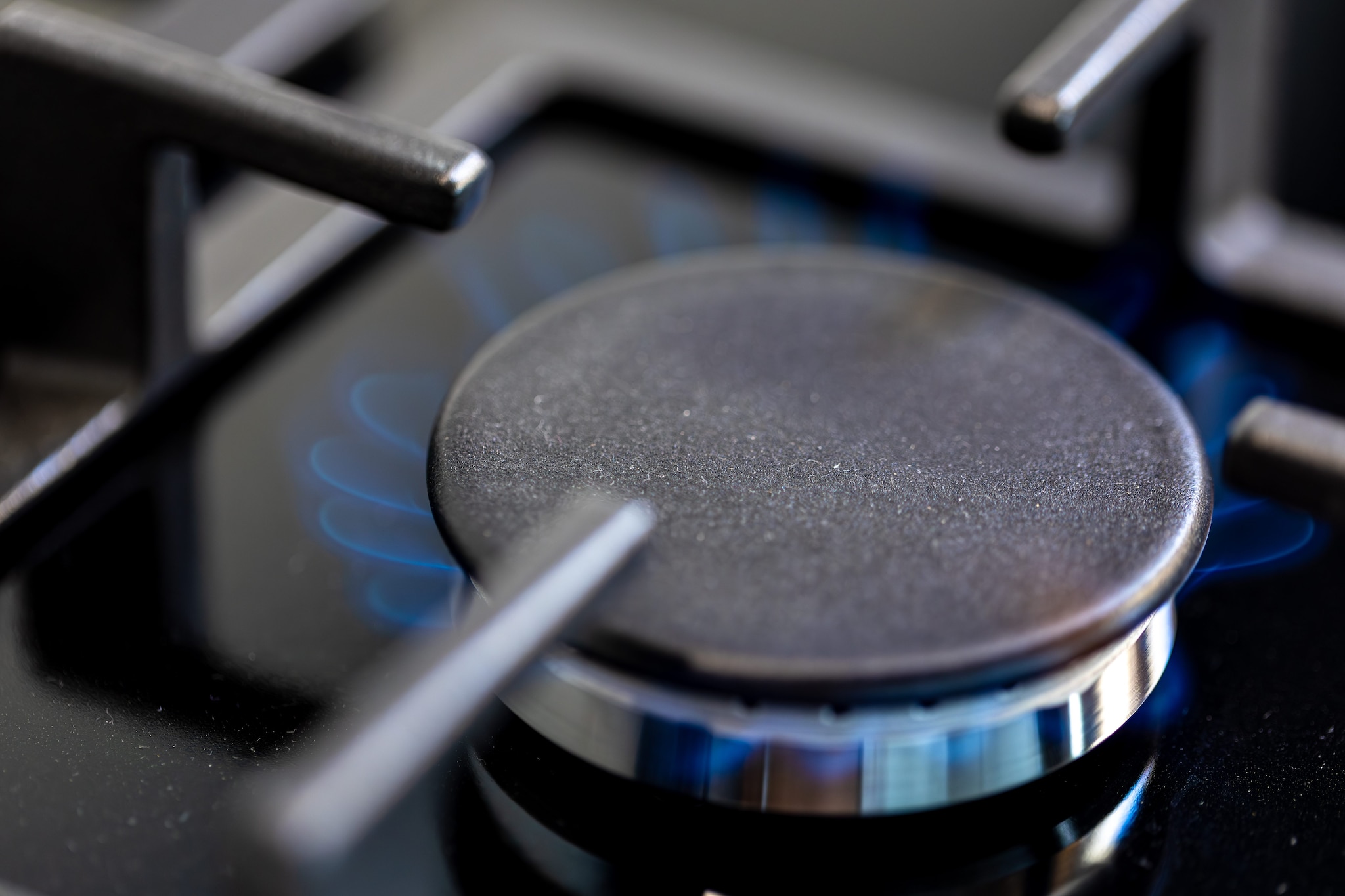 Il decreto Bollette è nato già vecchio e perde pezzi: Arera sospende l’articolo 9: "Viola le norme europee"