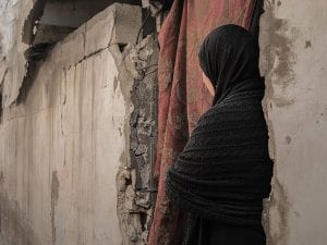 Shurouq, rimasta vedova a 31 anni a Gaza: “Io e mia figlia ancora sfollate, viviamo a metà tra pace e guerra”