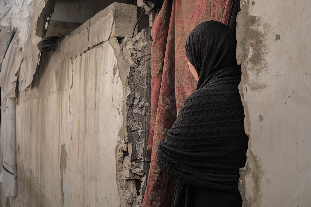 Shurouq, rimasta vedova a 31 anni a Gaza: "Io e mia figlia ancora sfollate, viviamo a metà tra pace e guerra"