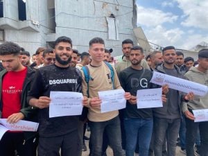 Gaza, gli studenti protestano per tornare all’università: “La guerra ha distrutto tutto, vogliamo venire in Italia”