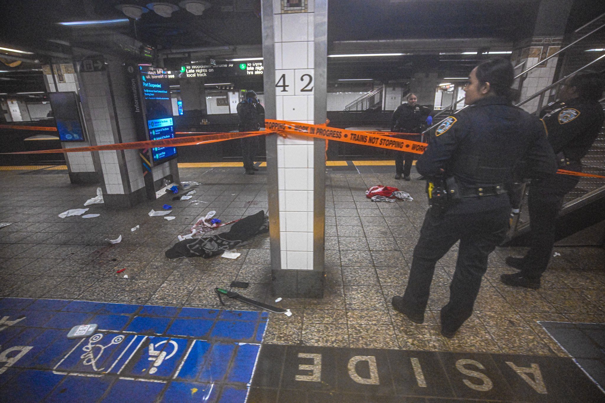 New York, uomo colpisce col machete tre persone alla stazione Grand Central: ucciso dalla polizia