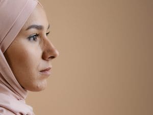 “Togli l’hijab entro 8 giorni o ti licenzio”: la denuncia delle dipendenti allontanate dal lavoro in Francia