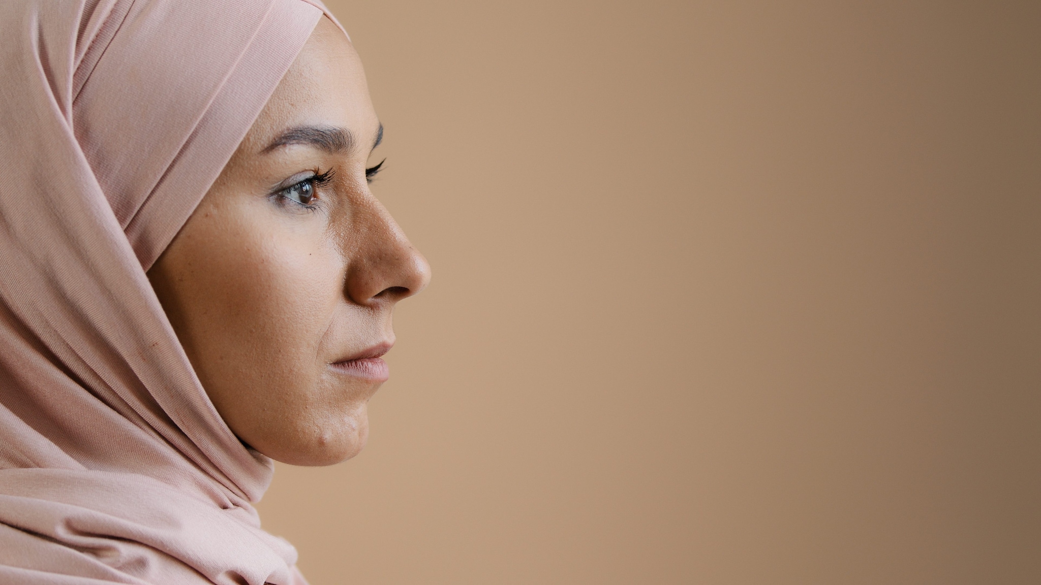 "Togli l'hijab entro 8 giorni o ti licenzio": la denuncia delle dipendenti allontanate dal lavoro in Francia