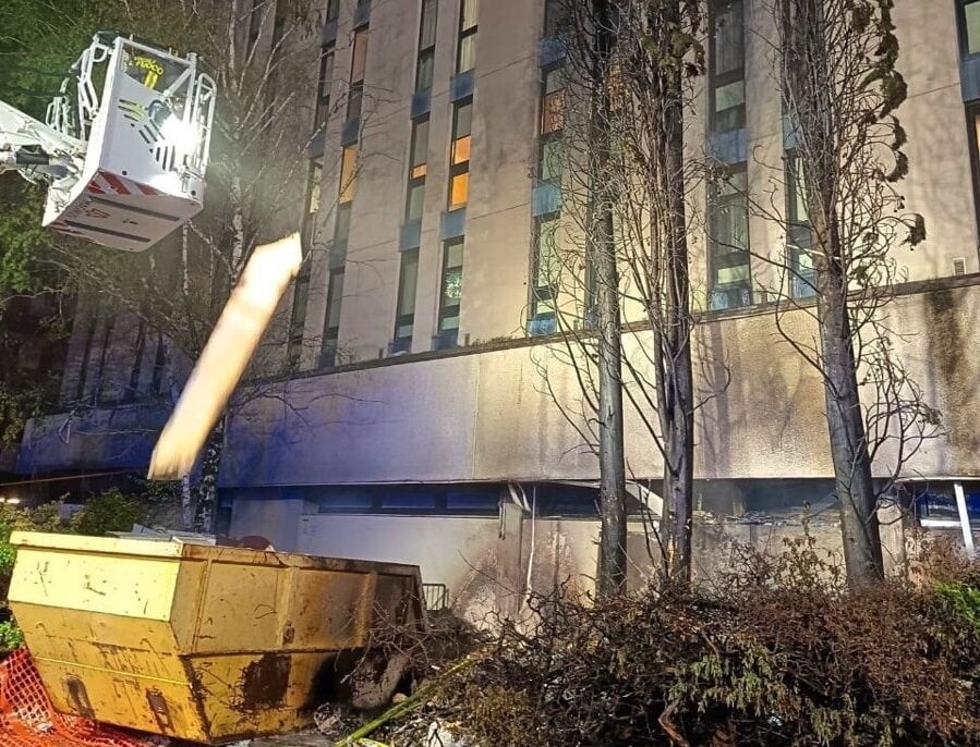 Incendio all’Hotel Maxim di Verona, fiamme da cassone in strada: 300 turisti e studenti in gita costretti a evacuare