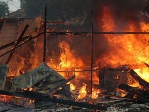 Incendio in uno stabile diroccato a Fucecchio, pompieri spengono le fiamme e trovano corpo carbonizzato