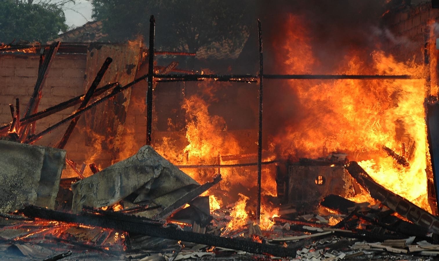 Incendio in uno stabile diroccato a Fucecchio, pompieri spengono le fiamme e trovano corpo carbonizzato